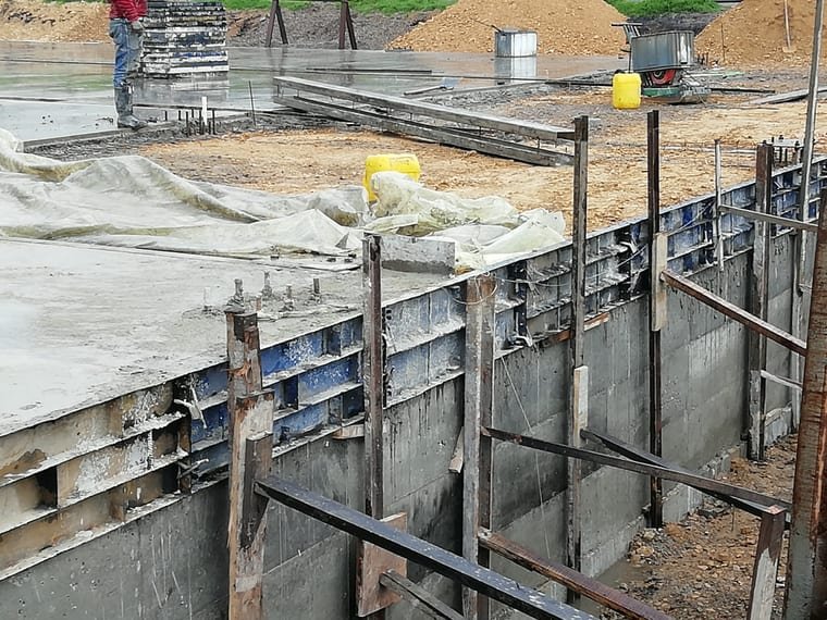 Coffrage et ferraillage d'une fondation sur le chantier