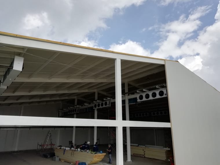 Charpente métallique achevée d'une halle industrielle