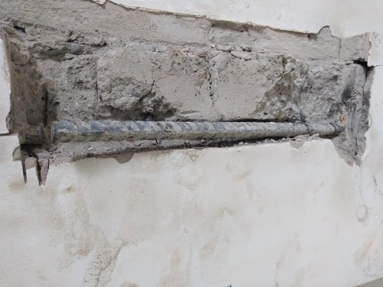 Armatures dégagées dans une saignée d'inspection sur une poutre
